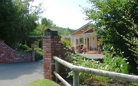 Acacia Bay Lodge Bed & Breakfast